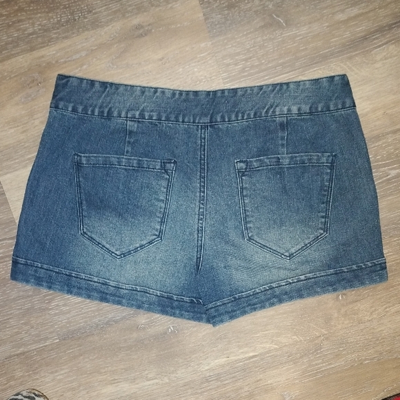 Blue Jean Shorts with Cuffed Hem and Vintage Style - Picture 2 of 3